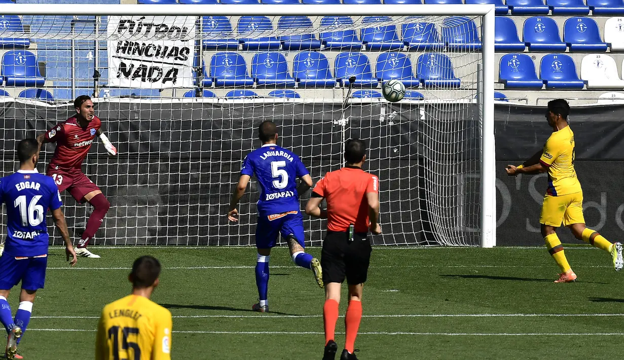Pemain Barcelona Luis Suarez (kanan) mencetak gol ke gawang Alaves pada pertandingan La Liga di Stadion Mendizorroza, Vitoria, Spanyol, Minggu (19/7/2020). Barcelona menang 5-0. (AP Photo/Alvaro Barrientos)