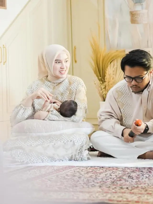 Ochi Rosdiana Saat Aqiqah Putra Pertamanya. [@ochi24]