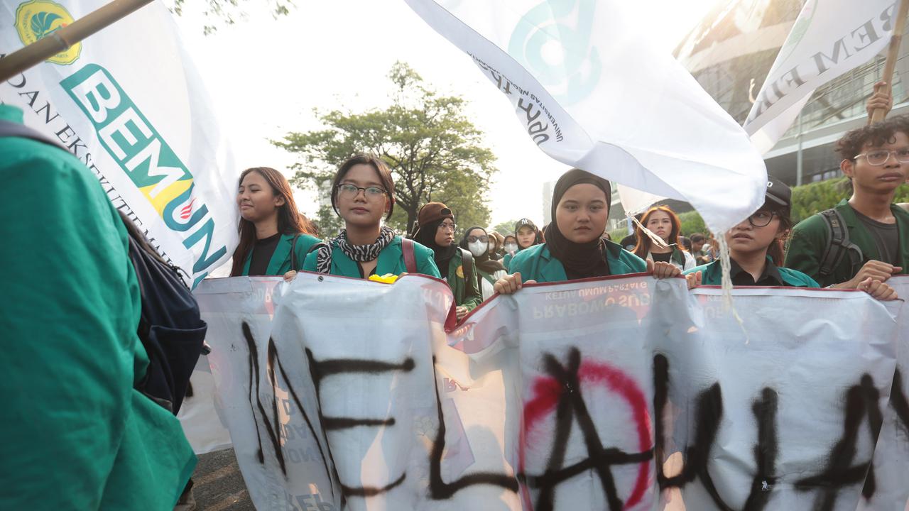 Aksi Dorong Mendorong Warnai Upaya Mahasiswa Menuju Gedung DPR