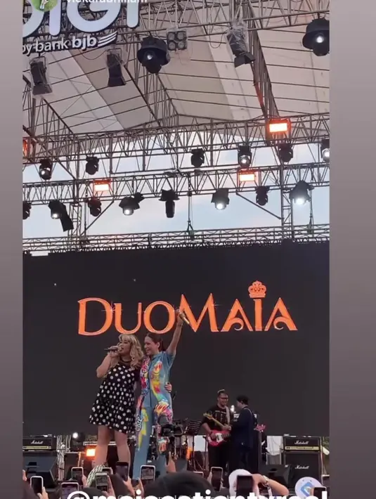 Sudah lama kan tidak melihat Pinkan Mambo dan Maia Estianty tampil bareng? (Foto: Instagram/ pinkan_mambo)