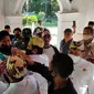 Kericuhan terjadi saat prosesi pelantikan perangkat Keraton Kasepuhan Cirebon versi keluarga Rahardjo, Rabu (25/8/2021). (Liputan6.com/ Panji Prayitno)