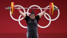 Lifter Indonesia Nurul Akmal berlaga pada cabang angkat besi +87 kg putri Olimpiade Tokyo 2020 di Tokyo, Jepang, Senin (2/8/2021). Nurul Akmal gagal mempersembahkan medali untuk Indonesia. (AP Photo/Luca Bruno)