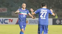 Pemain Calcio Legend, David Trezequet merayakan golnya bersama Nicola Amorusso dan Marco Delvecchio  saat melawan Primavera Baretti Indonesia pada laga persahabatan di SUGBK, Jakarta, Sabtu (21/5/2016). (Bola.com/Nicklas Hanoatubun)
