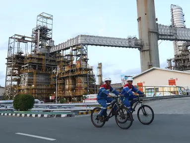 Petugas mengendarai sepeda saat melakukan pengecekan di area Refinery Unit V Balikpapan, Kalimantan Timur, Senin (22/7/2019). Kapasitas Kilang Balikpapan ditargetkan akan naik sekitar 38 persen. (Liputan6.com/Angga Yuniar)