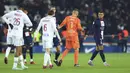 Reaksi kecewa pemain Paris Saint-Germain, Kylian Mbappe (kanan) setelah kalah 0-1 dari Lyon pada laga pekan ke-29 Liga Prancis 2022/2023 di Parc de Pricess, Paris, Senin (3/4/2023) WIB. (AP Photo/Aurelien Morissard)