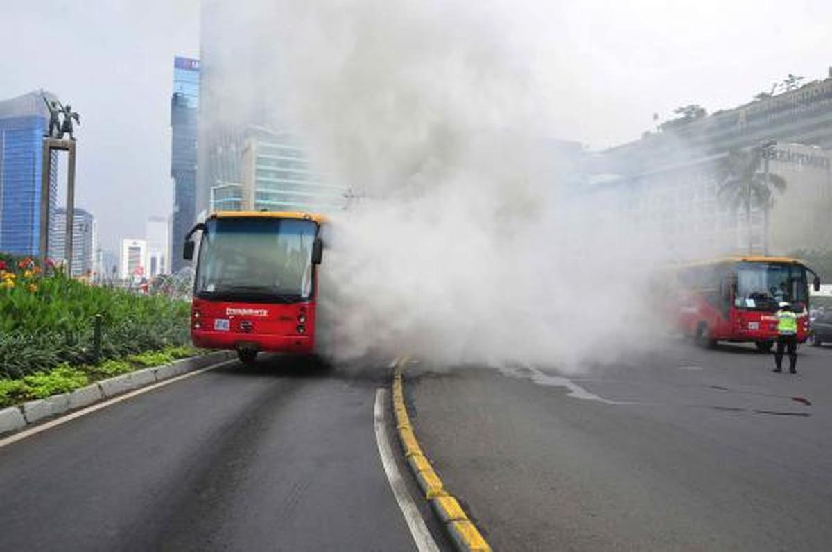 Bus Transjakarta membara