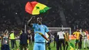 Edouard Mendy. Kiper Senegal milik Chelsea ini mampu mengantar negaranya lolos ke Piala Dunia 2022 Qatar usai menyingkirkan Mesir di babak lanjutan kualifikasi zona Afrika. Setelah kalah 0-1 di leg pertama saat bermain di Mesir (25/3/2022), Senegal berhasil menyingkirkan Mesir 3-1 di leg kedua (16/11/2005) via adu penalti setelah skor 1-0 bertahan hingga waktu normal usai. Edouard Mendy berhasil menggagalkan eksekusi ke-4 Mesir yang dilakukan oleh Mostafa Mohamed dan Sadio Mane sebagai eksekutor ke-5 Senegal berhasil membobol gawang Mesir. (AFP/Charly Triballeau)