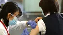 Seorang pekerja medis menerima dosis vaksin virus corona COVID-19 di Tokyo Medical Center, Tokyo, Jepang, Rabu (17/2/2021). Jepang memulai kampanye vaksinasi COVID-19 dengan suntikan COVID-19 pertama diberikan kepada petugas kesehatan. (Behrouz Mehri/Pool Photo via AP)