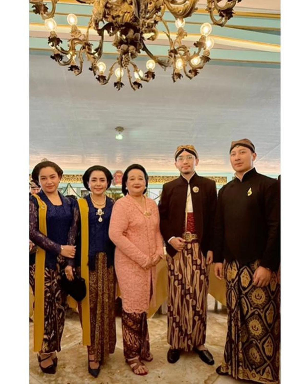 6 Potret Mayangsari dan Khirani Trihatmodjo Kompak Pakai Kebaya Biru di Acara Solo