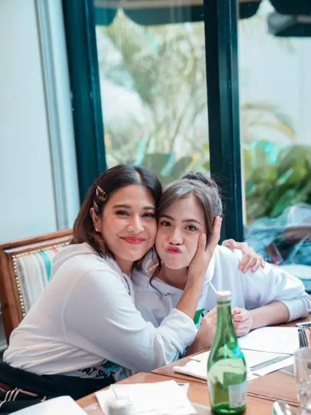 Kedekatan Dian Sastro dan Adhisty Zara ( sumber: instagram/therealdisastr/zaraadhsty)