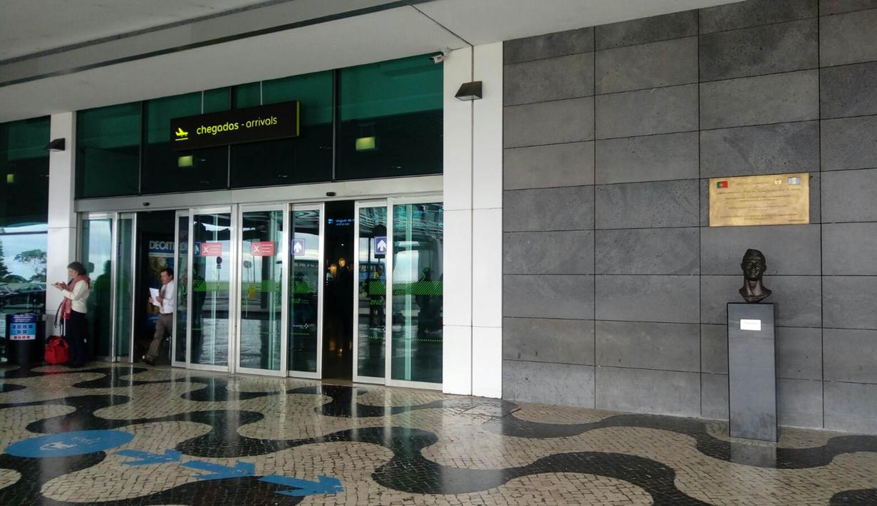 Terdapat patung Cristiano Ronaldo di pintu kedatangan Bandara Madeira. Kota ini merupakan tempat kelahiran Cristiano Ronaldo. (Bola.com/Reza Khomaini)