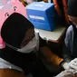 Petugas menyuntikan anak imunisasi di RPTRA Pola Idaman, Pondok Labu, Jakarta Selatan, Senin (1/8/2022). Sebanyak 76 anak mengikuti bulan imunisasi anak nasional pemberian imunisasi tambahan Campak-Rubela dan pemberian imunisasi pada anak yang belum mendapatkan imunisasi lengkap. (Liputan6.com/Herman Zakharia)