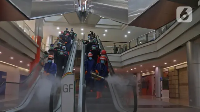 Penyemprotan Disinfektan di Margo City Depok