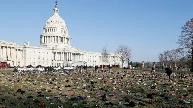 Sepatu Berjajar di Depan Gedung Parlemen