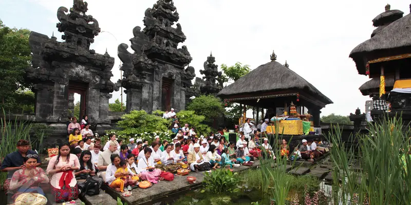 20160626-Kekhusyukan Umat Hindu Bali dalam Perayaan Saraswati di Belgia