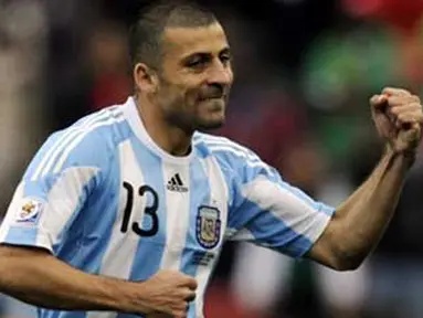 Gaya defender Argentina Walter Samuel di laga lawan Nigeria di penyisihan Grup B PD 2010 di Ellis Park Stadium, Johannesburg, 12 Juni 2010. AFP PHOTO / DANIEL GARCIA 