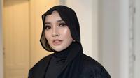 Selebgram Shandy Purnamasari mengapresiasi anggota Paskibraka tahun ini yang bertugas sebagai pembawa baki, yakni Aliah Sakira dan Bianca Alessia. (Foto: Dok. Instagram @ochiipramita)