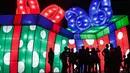 Warga mengunjungi "Luztopia," sebuah festival lampu dan tokoh Natal yang dipamerkan di Paseo Santa Lucia pada awal musim liburan, di Monterrey, Meksiko, (1/12). (AFP Photo/Julio Cesar Aguilar)