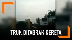 Momen sebuah truk yang mogok ditabrak kereta berkecepatan tinggi tertangkap kamera. Kejadian ini terjadi di perlintasan di Purwakarta, Jawa Barat.