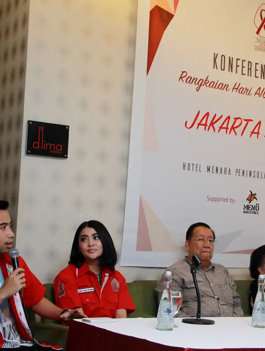 Vidi Aldiano dan Indah Dewi Pertiwi dalam acara konferensi pers 'Rangkaian Hari AIDS Sedunia 2015: Jakarta Sadar!' di Menara Peninsula, Jakarta, Kamis (13/8/2015). (Wimbarsana/Bintang.com)