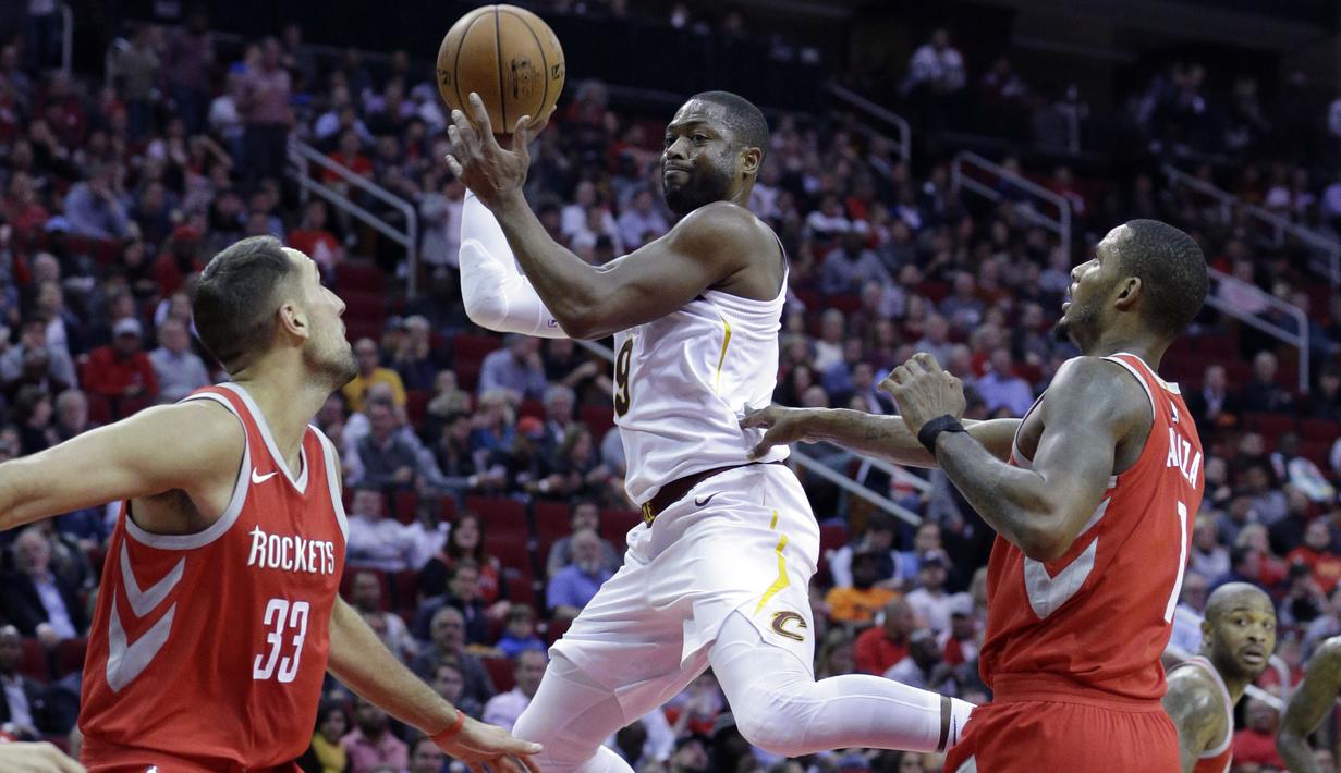 Aksi pemain Cleveland Cavaliers, Dwyane Wade (tengah) mencoba melakukan umpan melewati adangan pemain Houston Rockets pada laga NBA basketball game di Toyota Center, Houtson, (9/11/2017). Houtson menang  atas Cavs 117-113. (AP/Michael Wyke)