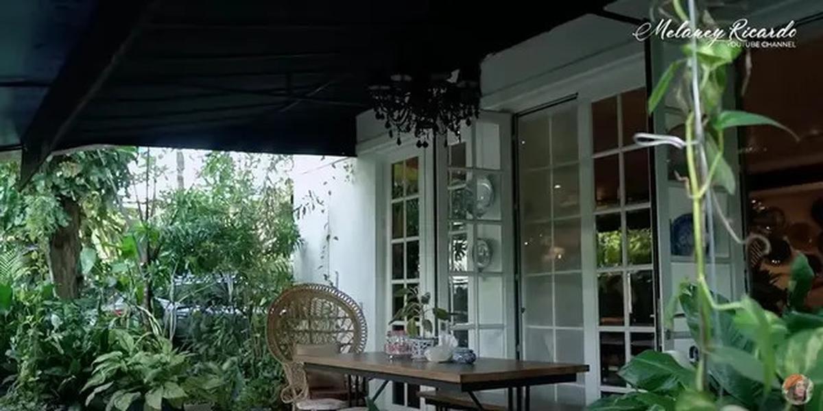 9 Potret Teras dan Taman di Rumah Yuni Shara, Nuansa Tropis yang Asri dan Estetik
