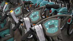 Deretan sepeda listrik Velib terlihat di pabrik Arcade Cycle di Paris, Prancis, (19/12). Sepeda yang dibuat dipabrik ini untuk disewakan di kota-kota di seluruh dunia khususnya di Prancis. (AFP Photo/Loic Venance)