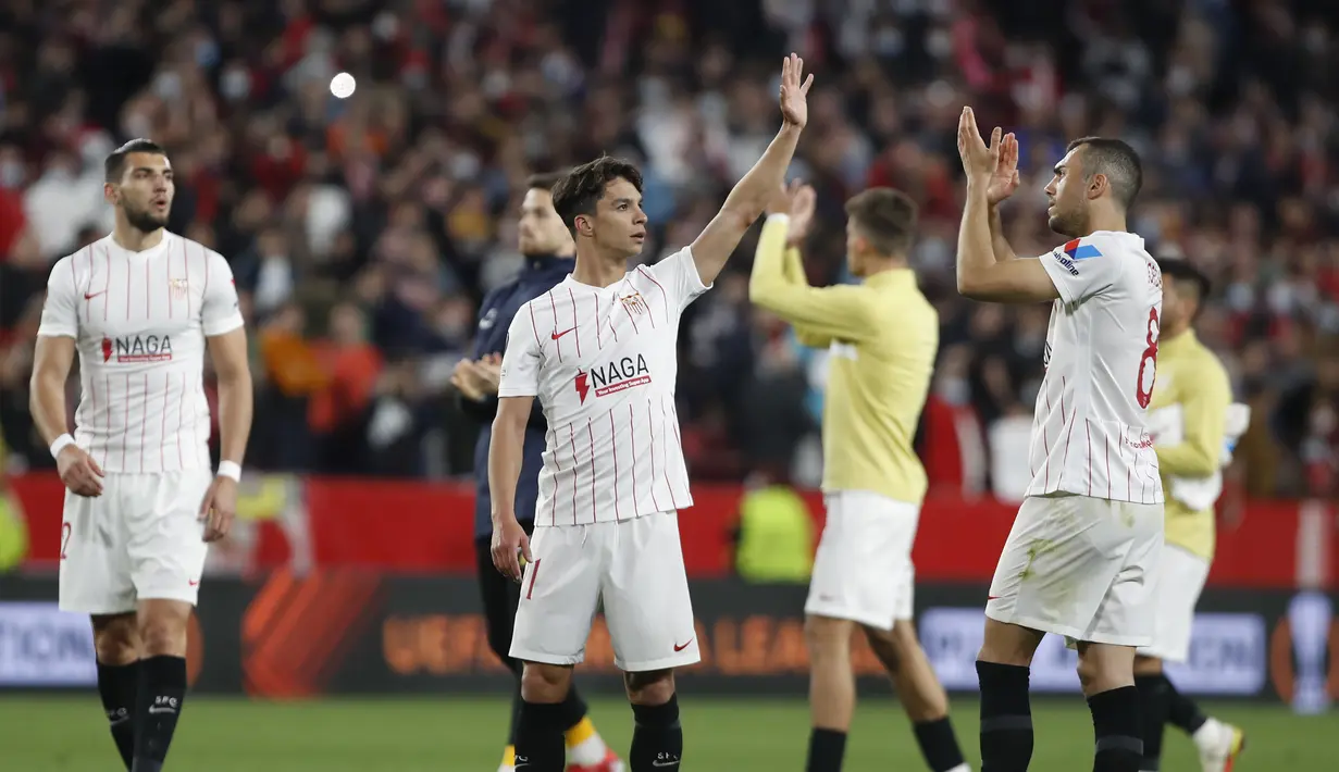 Para pemain Sevilla bertepuk tangan usai memenangkan pertandingan melawan West Ham pada pertandingan leg pertama babak 16 besar Liga Europa di stadion Ramon Sanchez-Pizjuan, Spanyol, Jumat (11/3/2022). Sevilla menang atas West Ham 1-0. (AP Photo/Angel Fernandez)
