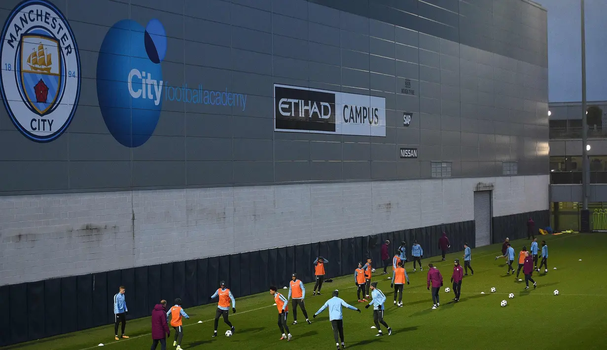 Suasana sesi latihan para pemain Manchester City jelang menghadapi Feyenoord pada Grup F Liga Champions di Manchester, Inggris (20/11). (AFP Photo/Oli Scarff)