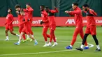 Para pemain Liverpool melakukan pemanasan selama mengikuti sesi latihan tim di Melwood di Liverpool, Inggris barat laut (22/10/2019). Liverpool akan bertanding melawan wakil Belgia, Genk pada Grup E Liga Champions di Luminus Arena. (AFP/Paul Ellis)