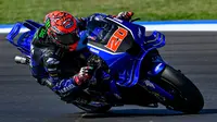 Fabio Quartararo saat coba motor Yamaha YZR-M1 yang menggunakan mesin V4. (X/Monster Energy Yamaha MotoGP)