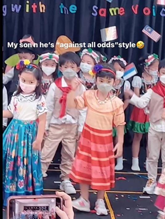 Saat anak keduanya tampil bersama teman sekelasnya, Ayu pun banyak abadikan aksi putranya tersebut dalam media sosial Instagram. Ia pun mengungkapkan syukur karena selalu punya waktu saat anak memiliki kegiatan dan berharap setiap dukungannya ini dapat memberi arti mendalam kepada anak-anaknya. (Liputan6.com/IG/@mrsayudewi)