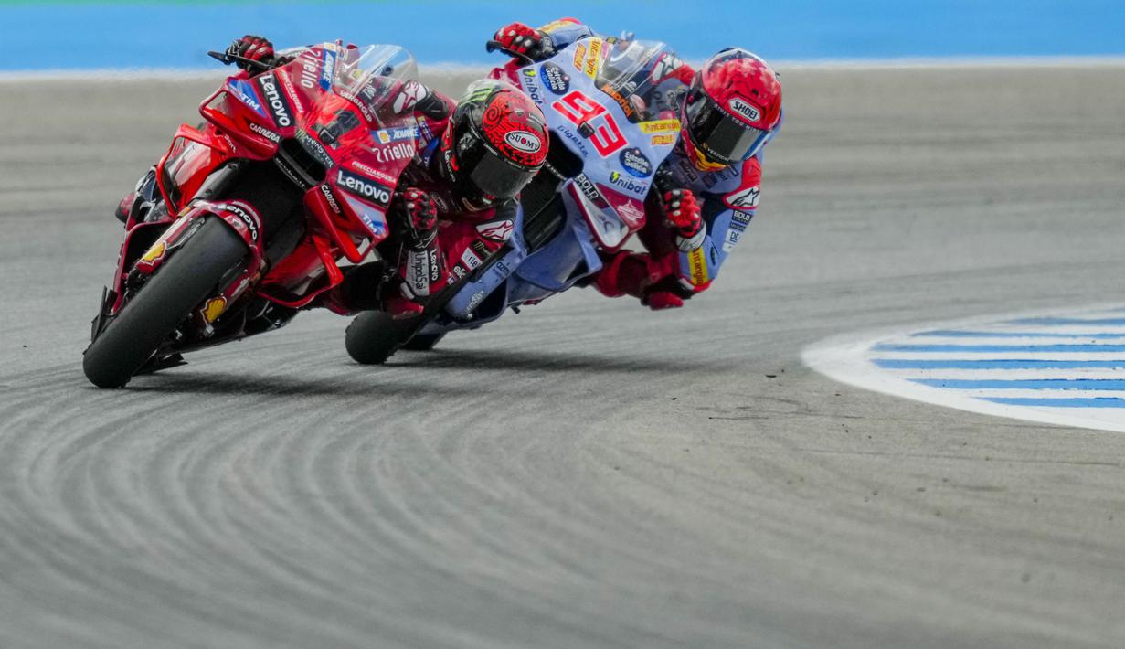 Pembalap Ducati Lenovo, Francesco Bagnaia, terlibat duel sengit dengan pembalap Gresini Racing, Marc Marquez, dalam balapan keempat MotoGP 2024 di Sirkuit Jerez, Andalusia, Spanyol, Minggu (28/4/2024). (AP Photo/Jose Breton)