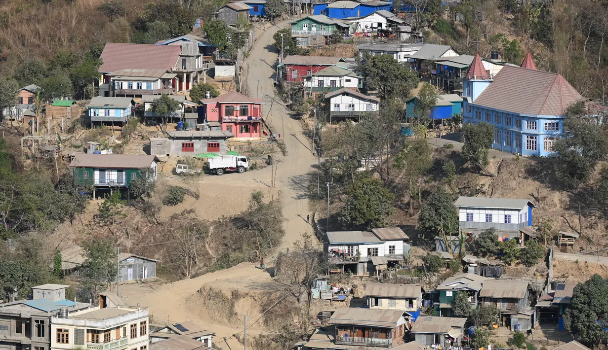 Pedesaan di sisi Myanmaryang terlihat dari Zokhawthar, negara bagian Mizoram, India (15/3/2021).  Mizoram menjadi salah satu wilayah pelarian ratusan polisi Myanmar yang menolak ambil bagian dalam tindak kekerasan terhadap pengunjuk rasa antikudeta. (AFP/Sajjad Hussain)