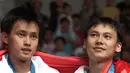 Pemain badminton Indonesia Candra Wijaya (kiri) dan Tony Gunawan mengibarkan bendera usai mengalahkan pemain badminton Korea Selatan Lee Dong-Soo dan Yoo Yong-Sung pada laga final ganda putra Olimpiade Sydney 2000 di Sydney Olympic Park Pavillions, Australia, 21 September 2000. (ROBYN BECK/AFP)