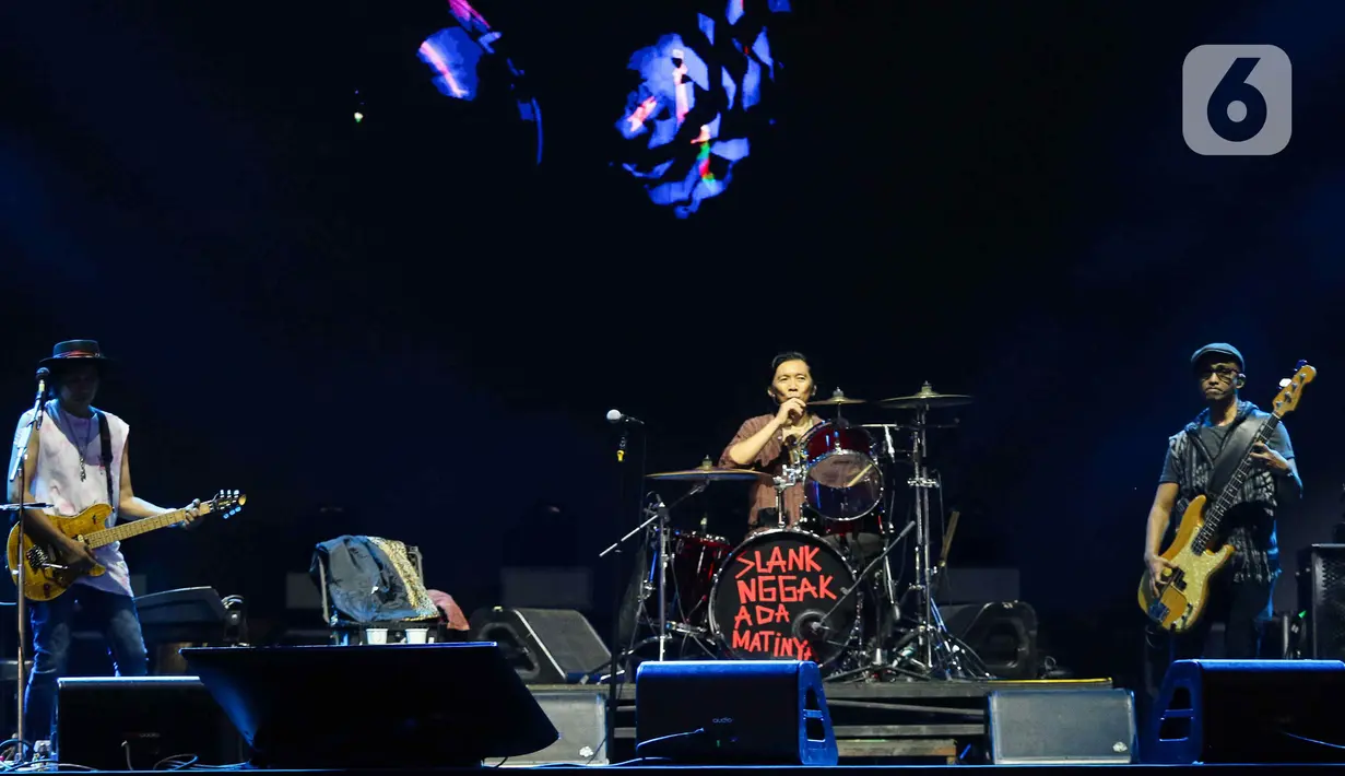 Penampilan grup band Slank pada gelaran musik The 90's Festival di Gambir Expo Kemayoran, Jakarta Pusat, Sabtu (10/8/2024). (Liputan6.com/Herman Zakharia)