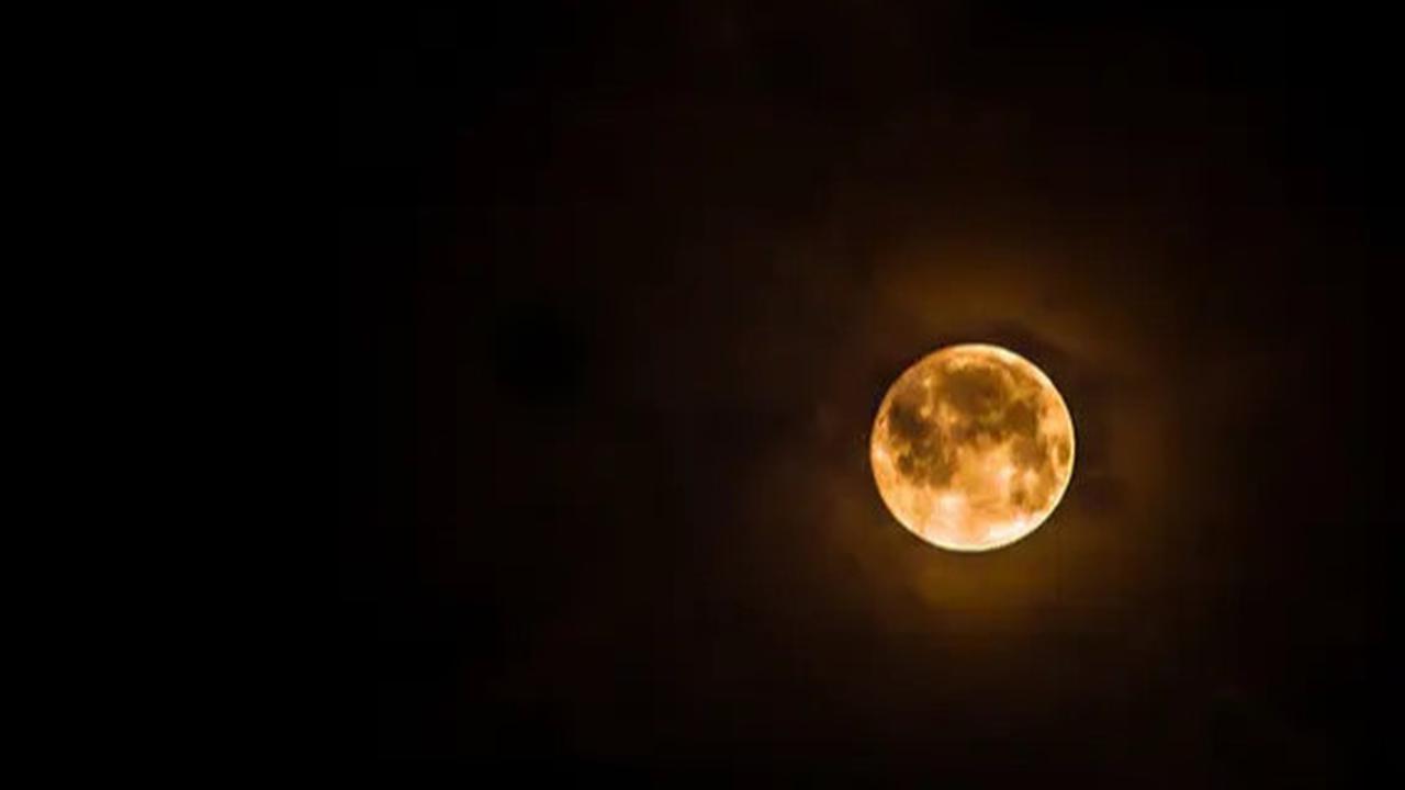Apa itu Fenomena Bulan Tersenyum?