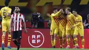 Penyerang Barcelona, Antoine Griezmann berselebrasi usai mencetak gol ke gawang Athletic Bilbao pada final Copa del Rey Spanyol 2021 di stadion La Cartuja di Seville, Spanyol, Minggu (18/4/2021). Barcelona kini telah meraih 31 gelar Copa del Rey sepanjang sejarah. (AP Photo/Angel Fernandez)