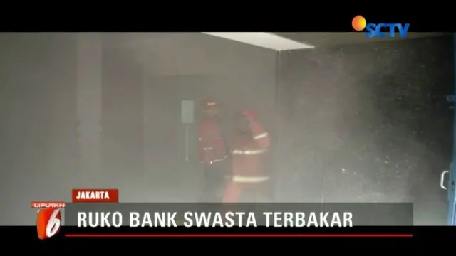 Kebakaran yang terjadi di cabang bank BCA kawasan Melawai ini akibatkan aktivitas perbankan dihentikan sementara. Karyawan dan para nasabah keluar menyelamatkan diri.