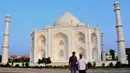 Pengusaha India Anand Prakash Chouksey (kanan) dan putranya Kabir berpose di depan replika Taj Mahal di Burhanpur, negara bagian Madhya Pradesh, India pada 25 November 2021. Chouksey menghabiskan waktu hingga tiga tahun membangun replika Taj Mahal untuk istrinya tersebut. (Uma Shankar MISHRA / AFP)