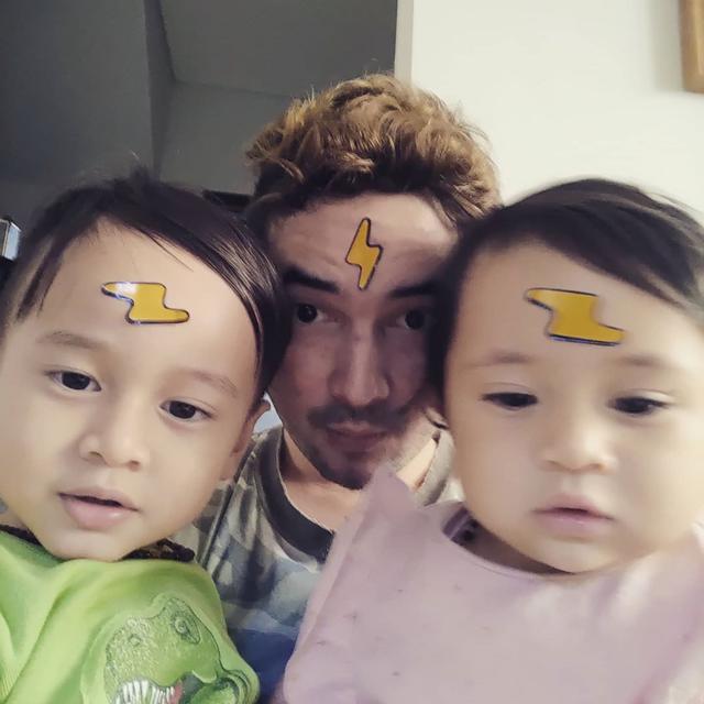 Kerap Berperan Antagonis, Ini 6 Potret Hangat Donny Michael Momong Anak