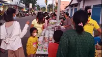 Warga membeli hidangan takjil yang dijual pedagang, di jalan Sultan Hasanudin, Beru, Kabupaten Sikka, NTT. (Liputan6.com/ Dionisius Wilibardus)