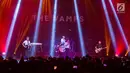 Aksi grup band asal Inggris, The Vamps saat tampil dalam konser bertajuk 'The Vamps Four Corners Tour 2019' di Jakarta, Rabu (14/8/2019). The Vamps tampil dengan membawakan sejumlah lagu hits mereka di antaranya All Night, All the Lies, dan Missing You. (Liputan6.com/Faizal Fanani)