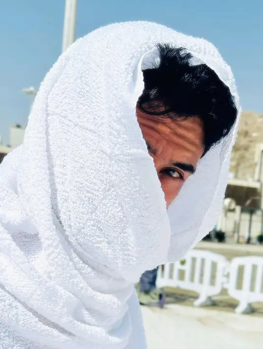 Lihat bagaimana Reza Rahadian menutupi seluruh kepalanya dengan kain handuk putih, menyisakan satu mata yang mengintip misterius. [Foto: Instagram/officialpilarez]