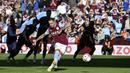 Pemain Aston Villa, Danny Ings mencetak gol ketiga timnya dari titik penalti laga lanjutan Liga Inggris 2022/2023 antara Aston Villa melawan Brentford di Villa Park, Minggu (23/10/2022). (AP/Rui Vieira)