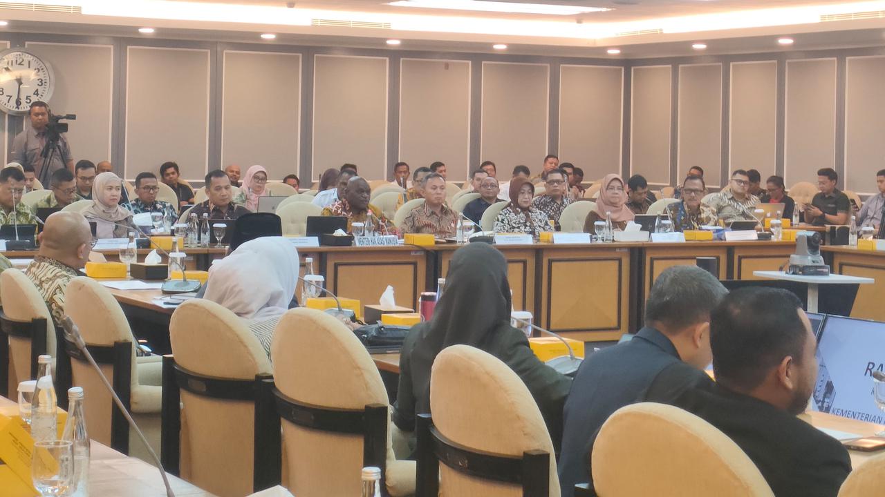 Natalius Pigai Rapat Perdana dengan DPR: Saya Jadi Menteri Bukan karena Sempat Oposisi