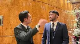 Aktor 25 tahun itu juga mengabadikan pertemuannya dengan Refal Hady. Ketampanan keduanya saat berada dalam satu frame ini pun membuat netizen terkagum-kagum. Keduanya sama-sama tampil gagah dalam setelan jas. Randi dengan jas hitamnya, sementara Refal dalam balutan jas navy. (Liputan6.com/IG/@randymartinnn)