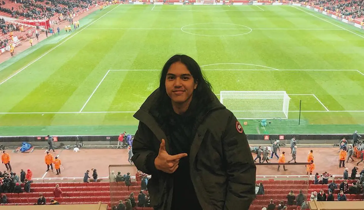 Bukan tanpa alasan Bunda Maia memberangkatkan El ke London, Inggris.
Ia berpendapat bahwa sistem pendidikan di Inggris lebih baik daripada Amerika Serikat.El juga sangat menyukai Inggris dengan budaya sepak bolanya yang mendunia. El saat menonton di Emirates Stadium.(Liputan6.com/IG/elrumi)