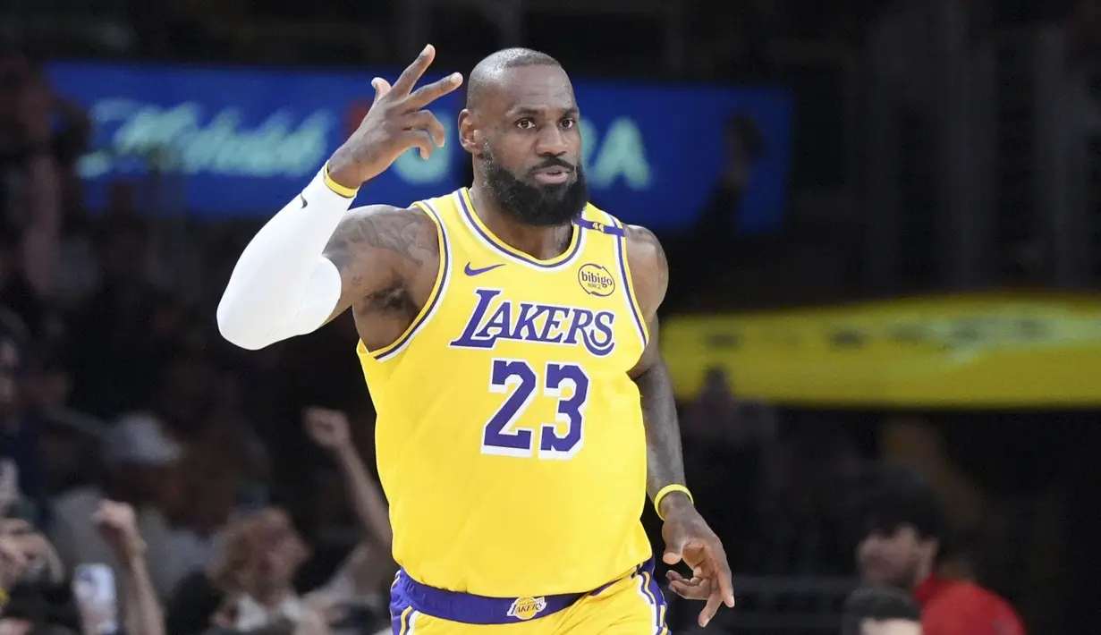 Pebasket Los Angeles Lakers, LeBron James melakukan selebrasi setelah mencetak three poin dalam laga lanjutan NBA melawan New Orleans Pelicans di Crypto Arena, Los Angeles, Rabu (05/03/2025) pagi WIB. (AP Photo/Jae C. Hong)