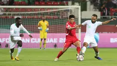 Striker Korea Utara, Han Kwang-Song (kedua kanan) berebut bola dengan pemain Arab Saudi Abdullah Otayf selama grup E Piala Asia 2019 di Maktoum Bin Rashid Al- Stadion di Dubai (8/1/2019). Juventus resmi meminjam Han Kwang-song dari Cagliari dengan status pinjaman. (AFP Photo/Karim Sahib)